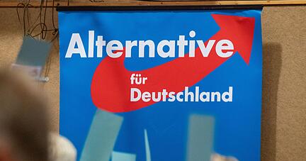 Auf einem AfD-Parteitag h&auml;ngt ein Plakat mit dem Schriftzug &laquo;Alternative f&uuml;r Deutschland&raquo;.