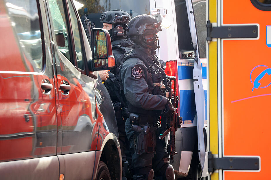 Zwei Jugendliche oder Kinder sollen am Mittwochmittag mit einer Schusswaffe in der Schule gewesen sein und m&ouml;glicherweise eine Lehrerin bedroht haben, wie die Polizei mitteilte.