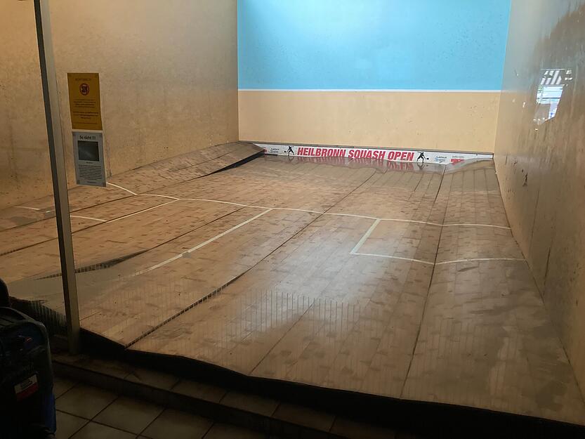 Nach Hochwasser:  Aufräumarbeiten im Happy Match in Obereisesheim