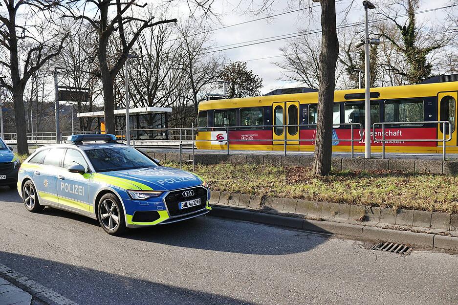 Die Kriminalpolizei hat die Ermittlungen aufgenommen. Die Kriminalpolizei hat die Ermittlungen aufgenommen.