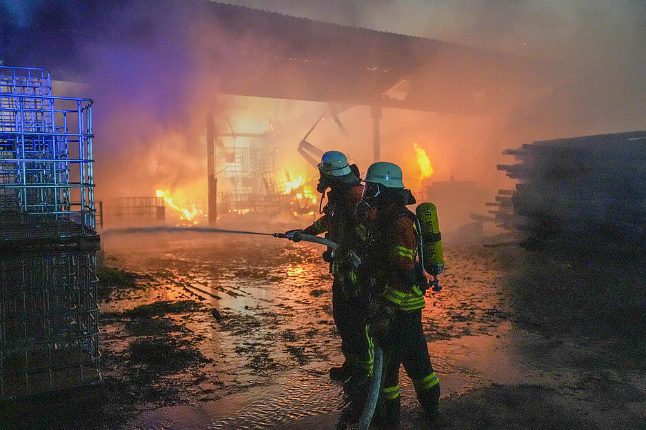 Die Löscharbeiten dauern bis in die Morgenstunden an.