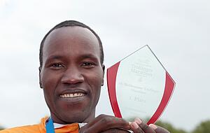 Bernard Koech ist ebenso Kenianer und gewinnt den Halbmarathon.