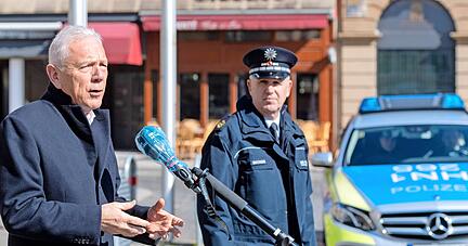 Sowohl Heilbronns Oberbürgermeister Harry Mergel (li.) als auch Polizeipräsident Hans Becker sehen die verschärften Corona-Regeln erfüllt.
Foto: Mario Berger