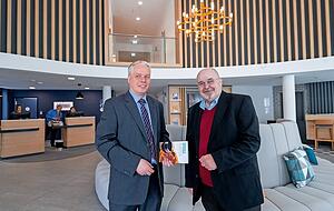 Hoteldirektor Volker Schmitz (links) und Verkaufsmanager Thomas Scherer in der offenen Hotel-Lobby. Seit gut einer Woche ist das Haus ge&ouml;ffnet.
Foto: Mario Berger