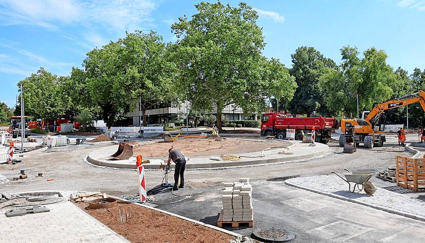 Der neue Kreisverkehr an der Kreuzung B27 und Holzstraße in Offenau nimmt Gestalt an.