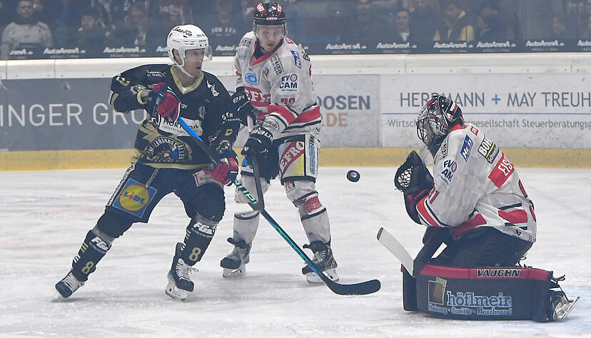 Pontus Wernerson Libäck (links) schoss die Füchse Duisburg mit seinen beiden Treffern beim 2:0-Heimsieg gegen die Hammer Eisbären ins Achtelfinale. Pontus Wernerson Libäck (links) schoss die Füchse Duisburg mit seinen beiden Treffern beim 2:0-Heimsieg gegen die Hammer Eisbären ins Achtelfinale.