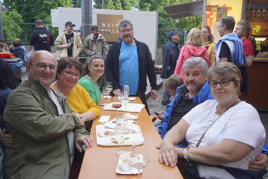 Neben den Weinen verwöhnen lokale Gastronomen die Besucher mit einer breiten Auswahl an Speisen.