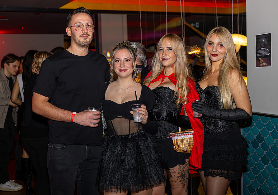 Schick, aber ohne offensichtliche Verkleidung: Auch so kann bei der Halloween-Party in Heilbronn gefeiert werden.