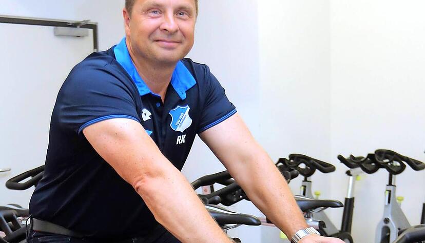 Nicht nur im Sportpark der TG B&ouml;ckingen setzt sich Ralph Kern aufs Rad. Auch zu Hause tritt der Facharzt f&uuml;r Orthop&auml;die im Keller in die Pedale.
Foto: Andreas Veigel