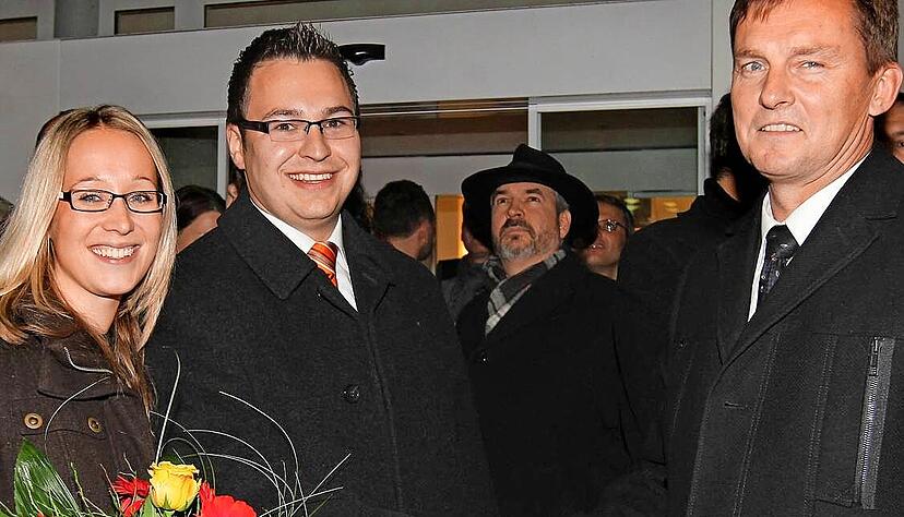 Amtsvorgänger Christoph Schulz (rechts) gratuliert Nico Morast und seiner heutigen Ehefrau Caroline nach der Wahl 2010 in Massenbachhausen. Foto: Archiv