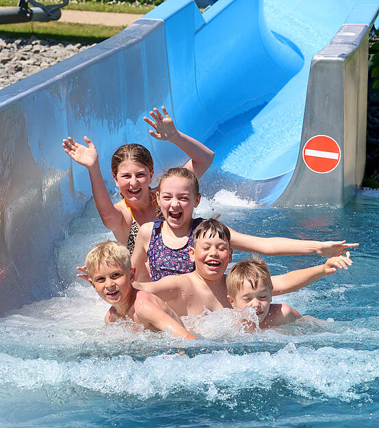 Sommerliches Maiwochenende: Die Menschen in der Region Heilbronn genießen die Sonne im Freibad