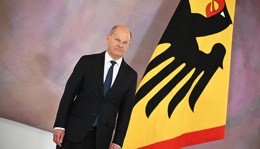 Bundeskanzler Olaf Scholz (SPD) steht vor der &Uuml;bergabe der Entlassungsurkunden durch Bundespr&auml;sident Steinmeier im Schloss Bellevue.