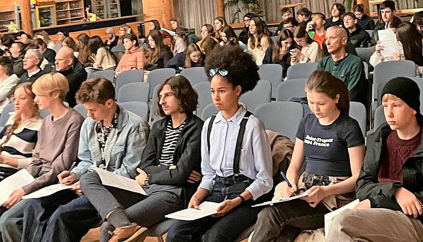 Interessiert verfolgen Schüler vom Hohenlohe-Gymnasium Öhringen die Gemeinderatssitzung. Sie haben auch Fragen. Interessiert verfolgen Schüler vom Hohenlohe-Gymnasium Öhringen die Gemeinderatssitzung. Sie haben auch Fragen.