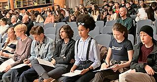 Interessiert verfolgen Sch&uuml;ler vom Hohenlohe-Gymnasium &Ouml;hringen die Gemeinderatssitzung. Sie haben auch Fragen.