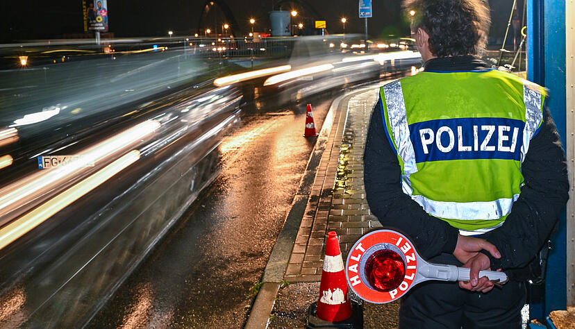 Am frühen Morgen steht im strömenden Regen ein Beamter der Bundespolizei am deutsch-polnischen Grenzübergang Stadtbrücke und überwacht den Einreiseverkehr nach Deutschland. Am frühen Morgen steht im strömenden Regen ein Beamter der Bundespolizei am deutsch-polnischen Grenzübergang Stadtbrücke und überwacht den Einreiseverkehr nach Deutschland.