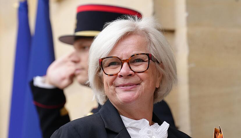 Die bisherige Arbeitsministerin Vautrin übernimmt die Leitung des Verteidigungsministeriums. Die bisherige Arbeitsministerin Vautrin übernimmt die Leitung des Verteidigungsministeriums.