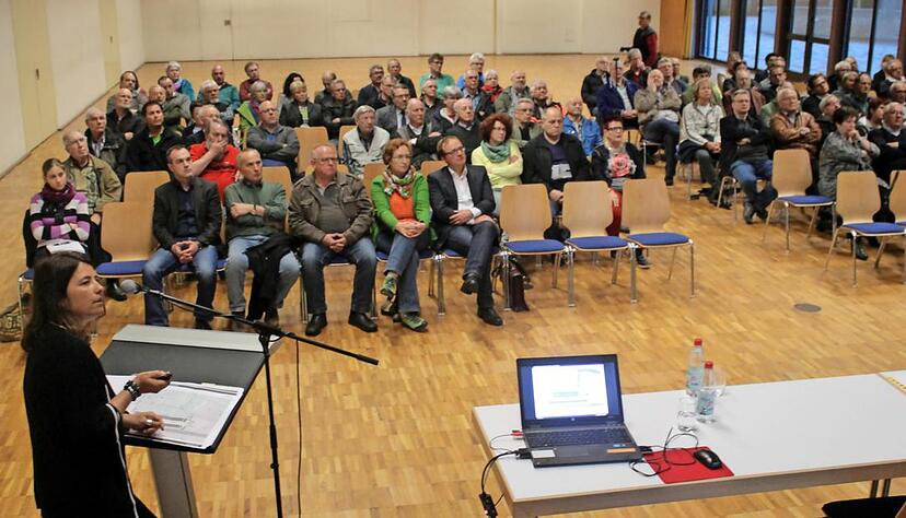 Helmut Theessen von der B&uuml;rgerinitiative hinterfragte erneut die Kosten f&uuml;r das Parkhaus, nachdem die erste Planung "zu Grabe getragen wurde".Fotos: Ochs