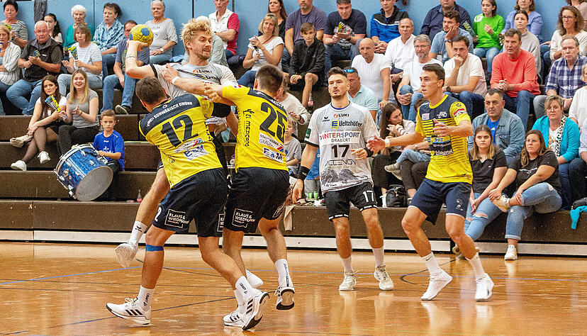 Mit Max Schulze (am Ball), Jan König (Zweiter von rechts) und Spielführer Sven König (nicht im Bild) verliert Oberligist TSV Weinsberg drei ebenso wichtige wie verdiente Spieler. Mit Max Schulze (am Ball), Jan König (Zweiter von rechts) und Spielführer Sven König (nicht im Bild) verliert Oberligist TSV Weinsberg drei ebenso wichtige wie verdiente Spieler.