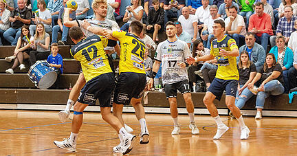 Mit Max Schulze (am Ball), Jan König (Zweiter von rechts) und Spielführer Sven König (nicht im Bild) verliert Oberligist TSV Weinsberg drei ebenso wichtige wie verdiente Spieler. Mit Max Schulze (am Ball), Jan König (Zweiter von rechts) und Spielführer Sven König (nicht im Bild) verliert Oberligist TSV Weinsberg drei ebenso wichtige wie verdiente Spieler.