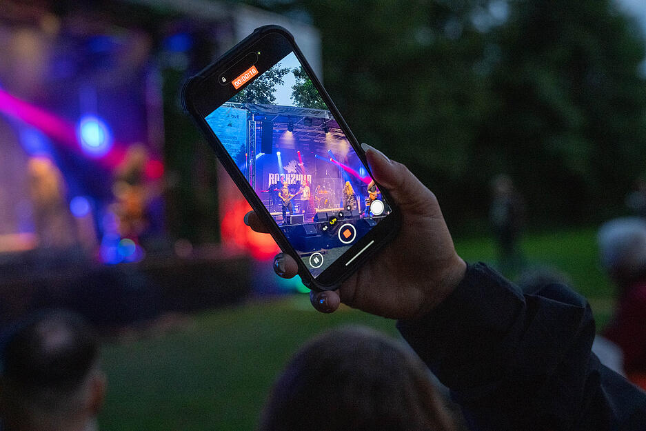 Das Parkfest im Kurpark Bad Rappenau begeistert mit Lichtkunst, Musik und Gemeinschaftsgef&uuml;hl.