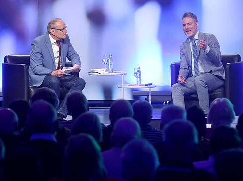Mark Stettner (rechts) erkl&auml;rte bei der Abendvorlesung, was es mit Polyneuropathien auf sich hat. Thomas Zimmermann moderierte die Veranstaltung in der Kreissparkasse Heilbronn.