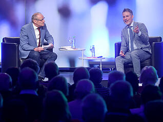 Mark Stettner (rechts) erkl&auml;rte bei der Abendvorlesung, was es mit Polyneuropathien auf sich hat. Thomas Zimmermann moderierte die Veranstaltung in der Kreissparkasse Heilbronn.