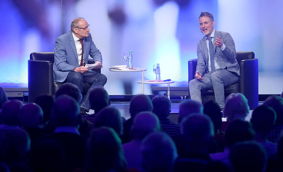 Mark Stettner (rechts) erkl&auml;rte bei der Abendvorlesung, was es mit Polyneuropathien auf sich hat. Thomas Zimmermann moderierte die Veranstaltung in der Kreissparkasse Heilbronn.