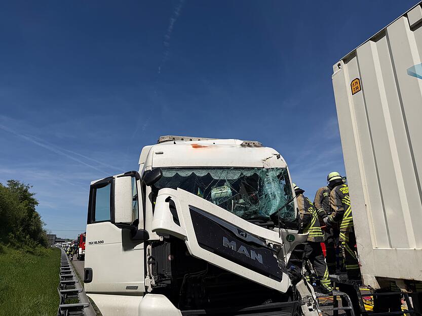 Nach einem schweren Auffahrunfall zwischen Lastwagen sind mehrere Fahrstreifen auf der Autobahn gesperrt.