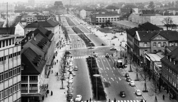 Zusammengestellt von Archiv und Dokumentation der Heilbronner Stimme 
1960: Die Hauptverkehrsader Allee in den sechziger Jahren. Noch regeln Zebrastreifen das reibungslose Miteinander von Fußgängern und Autofahrern. Zusammengestellt von Archiv und Dokumentation der Heilbronner Stimme 
1960: Die Hauptverkehrsader Allee in den sechziger Jahren. Noch regeln Zebrastreifen das reibungslose Miteinander von Fußgängern und Autofahrern.