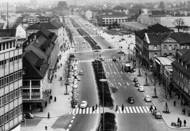 Zusammengestellt von Archiv und Dokumentation der Heilbronner Stimme 
1960: Die Hauptverkehrsader Allee in den sechziger Jahren. Noch regeln Zebrastreifen das reibungslose Miteinander von Fußgängern und Autofahrern. Zusammengestellt von Archiv und Dokumentation der Heilbronner Stimme 
1960: Die Hauptverkehrsader Allee in den sechziger Jahren. Noch regeln Zebrastreifen das reibungslose Miteinander von Fußgängern und Autofahrern.
