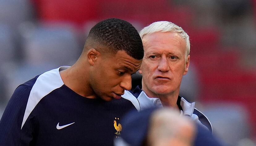 Frankreichs Coach Didier Deschamps vertraut auf eine Rückkehr von Mbappé als Kapitän (Archivbild).