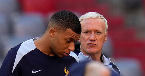Frankreichs Coach Didier Deschamps vertraut auf eine Rückkehr von Mbappé als Kapitän (Archivbild).