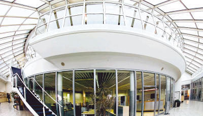 Auf einer Fläche von 2500 Quadratmetern sind im neuen "Mitarbeitercenter" die Audi Bank, die Audi Betriebskrankenkasse, das Mitarbeiter Fahrzeug Center, die Neuwagenabholung für Mitarbeiter und ein Reisebüro untergebracht.
