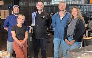 Dana Hofmann und Sascha M&ouml;hrer (von rechts) mit ihrem Gastro-Team.