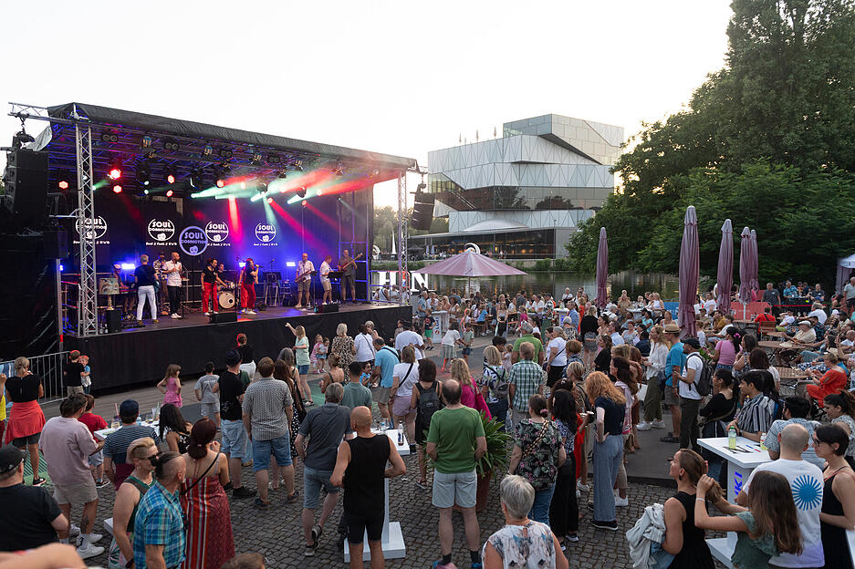 Dichtes Gedränge herrschte auch am Samstag vor einer der vier Bühnen beim Heilbronner Lichterfest. Dichtes Gedränge herrschte auch am Samstag vor einer der vier Bühnen beim Heilbronner Lichterfest.