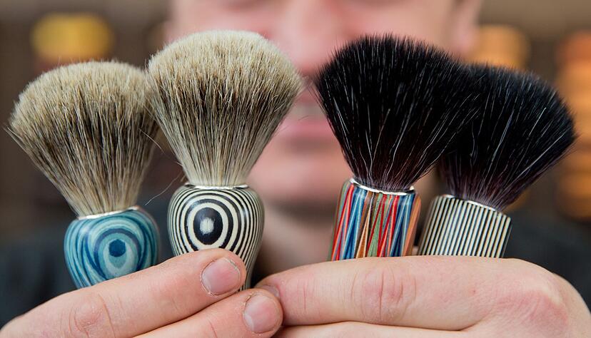 Rasierpinsel mit herkömmlichen Borsten (l, Dachshaar) und veganen Borsten (Kunsthaar): Viele Pinsel enthalten Tierhaare – etwa vom Marder oder seiner Verwandten. Ihre Gewinnung ist eng mit der Pelzindustrie verbunden.