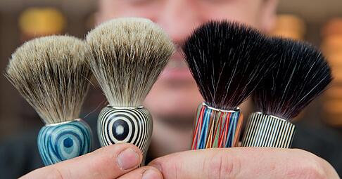 Rasierpinsel mit herkömmlichen Borsten (l, Dachshaar) und veganen Borsten (Kunsthaar): Viele Pinsel enthalten Tierhaare – etwa vom Marder oder seiner Verwandten. Ihre Gewinnung ist eng mit der Pelzindustrie verbunden.