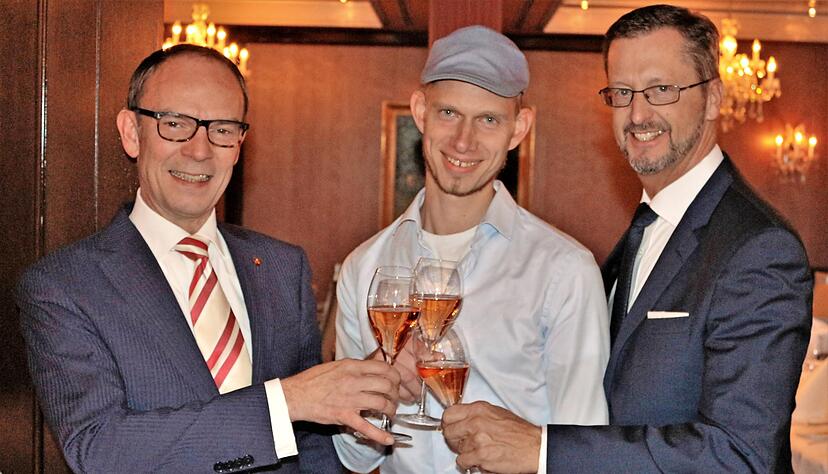 Küchenchef Boris Rommel (Mitte) und Maître Dominique Metzger (rechts) stoßen gestern mit Hoteldirektor Jürgen Wegmann auf den zweiten Stern an.
Foto: Juergen Koch