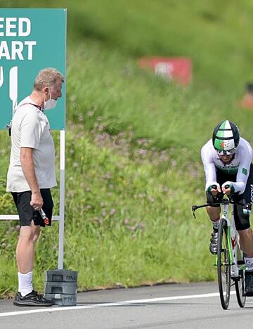 Sportdirektor Patrick Moster (l) muss nach seinen rassistischen Äußerungen aus Tokio abreisen.