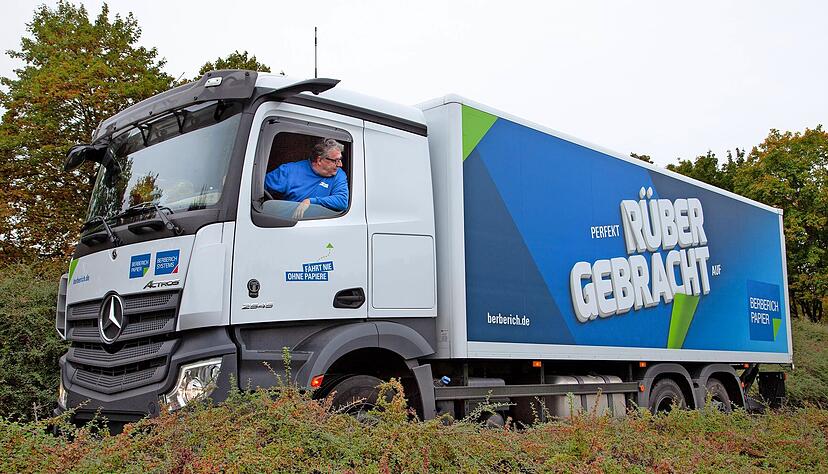 Den neuen Markenauftritt hat der Heilbronner Papiergro&szlig;h&auml;ndler Berberich auch auf seinen Lkw umgesetzt. Das Traditionsunternehmen tritt seit vergangenem Jahr mit den beiden Bereichen Papier und Systems am Markt auf.
Berberich