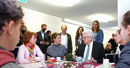 Wilfried Kretschmann mit (von links) Übersetzerin Lydia sowie Tetiana aus Kiew und Regina aus Khavkiv, die ihm von ihrer Flucht aus der Heimat berichten.
Foto: Ralf Seidel