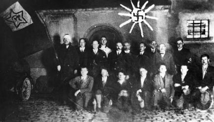 Nazi-Terror in Öhringen 1933: Misshandelte Juden, Sozialdemokraten und Kommunisten mussten vor dem Gefängnis auch noch fürs Foto posieren.Foto: privat
