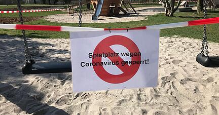 Dieser Spielplatz im Neckarsulmer Stadtpark ist wie alle anderen in der Region ab sofort gesperrt, hier sogar mit Absperrband.