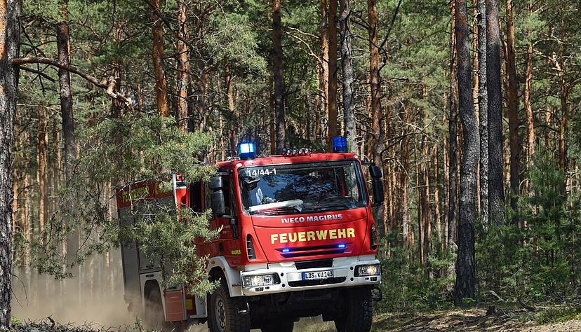 Ein Löschfahrzeug der Feuerwehr fährt zu einem Einsatz. Ein Löschfahrzeug der Feuerwehr fährt zu einem Einsatz.