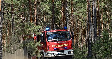 Ein Löschfahrzeug der Feuerwehr fährt zu einem Einsatz.