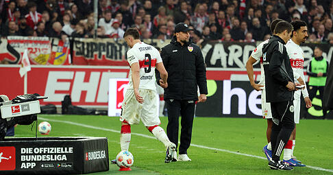 Ermedin Demirovic &auml;rgerte sich &uuml;ber seine Auswechslung. Der VfB Stuttgart gewann gegen den HSV deutlich 4:0.