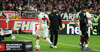 Ermedin Demirovic &auml;rgerte sich &uuml;ber seine Auswechslung. Der VfB Stuttgart gewann gegen den HSV deutlich 4:0.