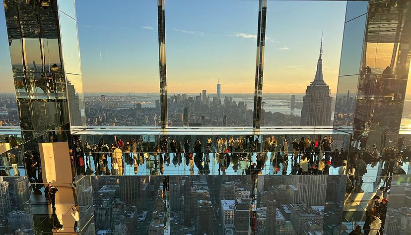 Verspiegelter Blick aufs Empire State Building. Verspiegelter Blick aufs Empire State Building.