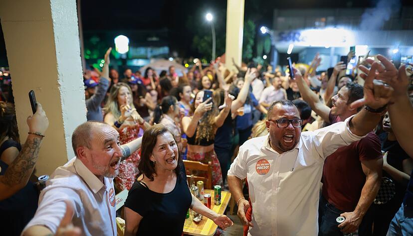 Gegner Bolsonaros feiern das Urteil.