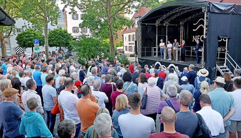Die Kommunikation zum Bürgerentscheid über den Schlossplatz in Neckarsulm wird mittlerweile auch von der Stadtverwaltung kritisch gesehen. Die Kommunikation zum Bürgerentscheid über den Schlossplatz in Neckarsulm wird mittlerweile auch von der Stadtverwaltung kritisch gesehen.